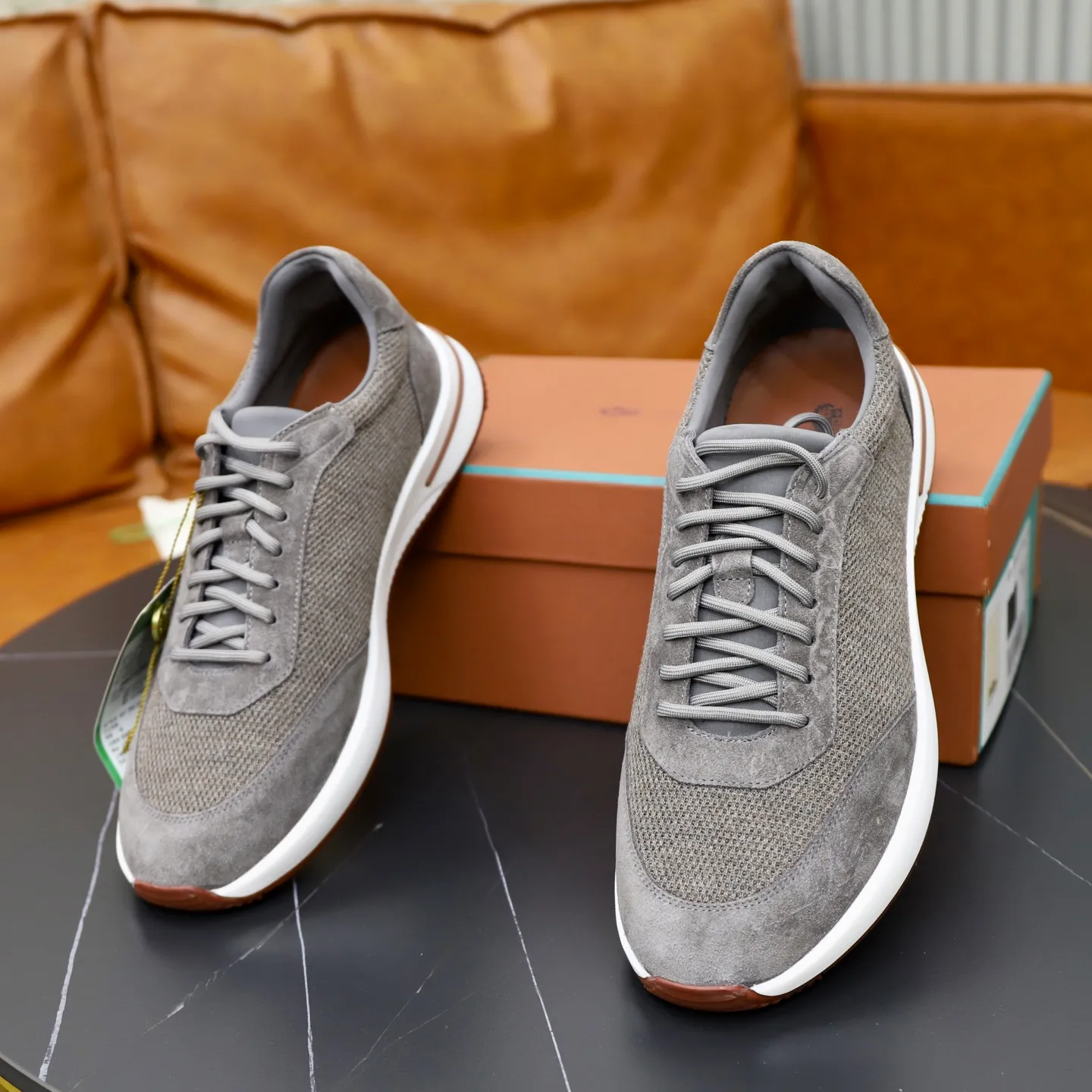 Ex-factory price: 560💰Loro Piana Tennis Walk men’s moral training sneakers! These new textured leather tennis shoes feature an ultra-low-top design for year-round wear and are water-resistant. The wrapped sole creates an effortlessly attractive color combination that harmoniously blends functionality with understated style. The ideal footwear option for urban dressing. The heel is decorated with a soft calfskin tongue with Kummel color inserts and an embossed LP logo. Cotton shoelaces. Material: Upper: Gray woven stitching with cowhide accents! Sole: Rubber lining: Cow leather original rubber sole, excellent foot comfort, complete package! Size: 38-39-40-41-42-43-44 leather shoe size (4546 can be customized)